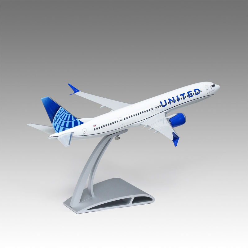 United Airlines 737 MAX 9 Desktop Model in 1/100 Scale
