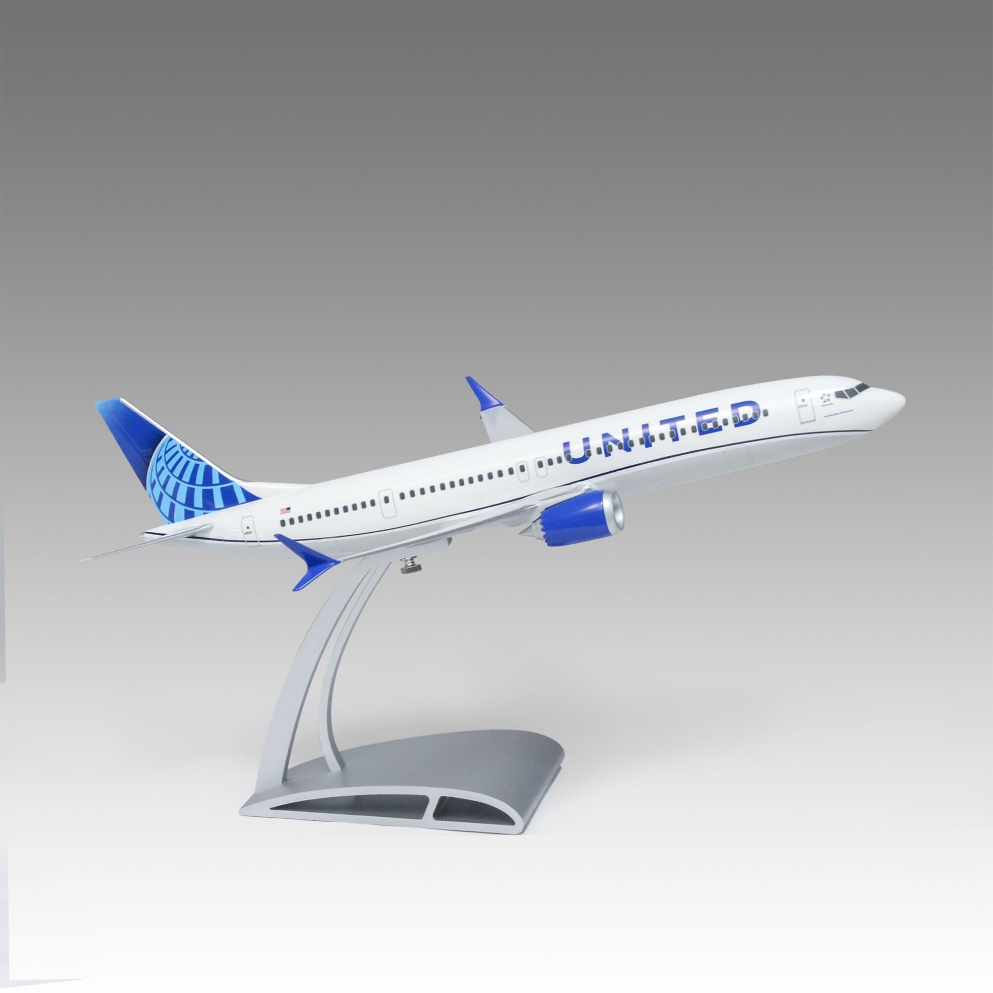 United Airlines 737 MAX 9 Desktop Model in 1/100 Scale — The Model