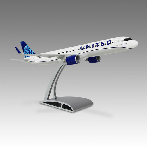 United Airlines A321neo scale aircraft model on Airfoil™ base by Pacmin Studios showcasing the right side