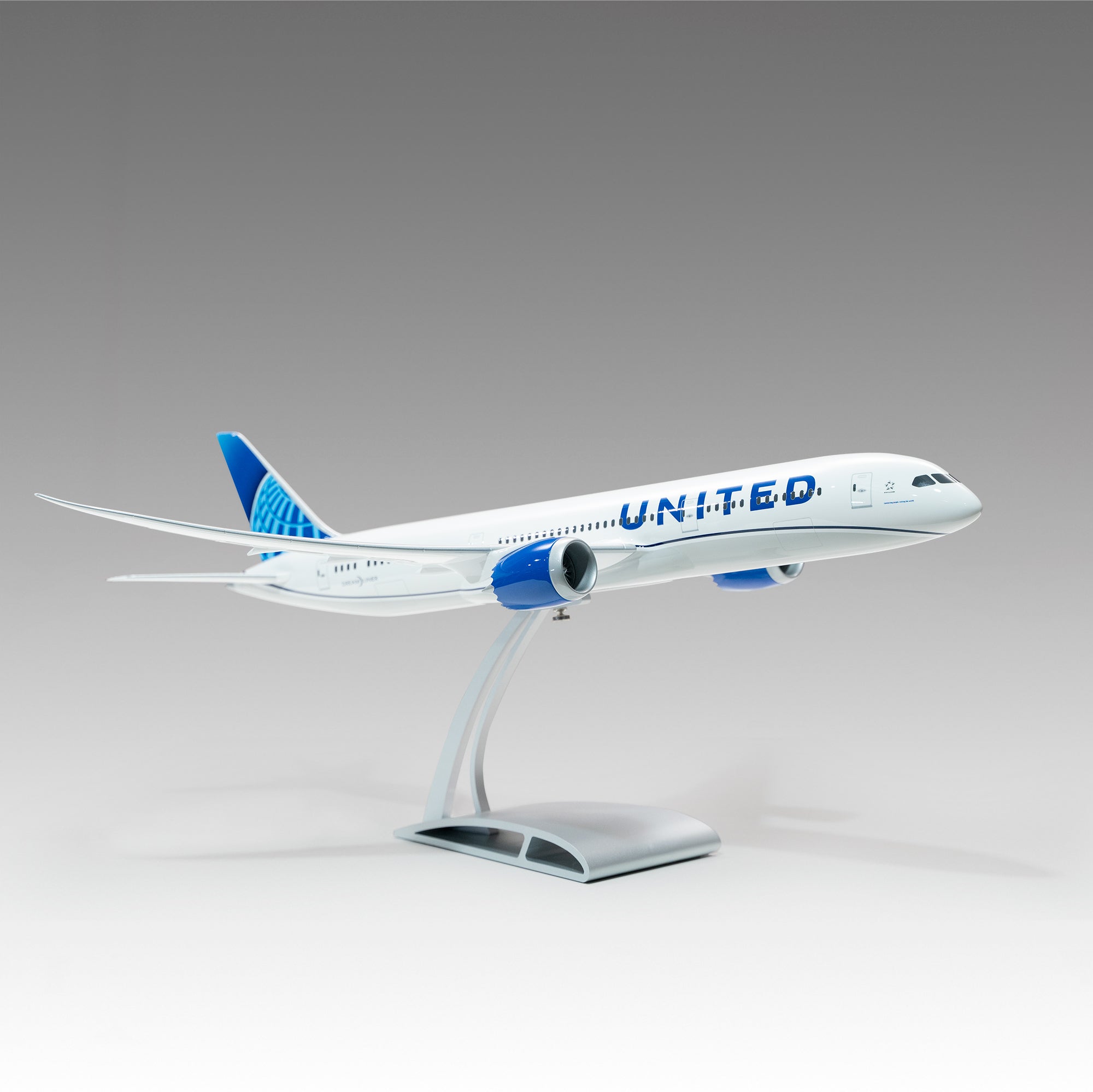 United Airlines 787-9 Desktop Model in 1/100 Scale — The Model